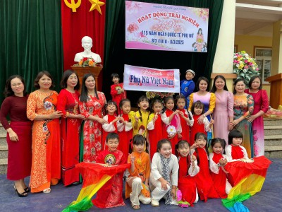 Ảnh GV và HS tham gia hoạt động trải nghiệm